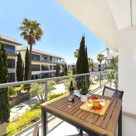 Stunning Seaside With Pool & Garden Appartement *
