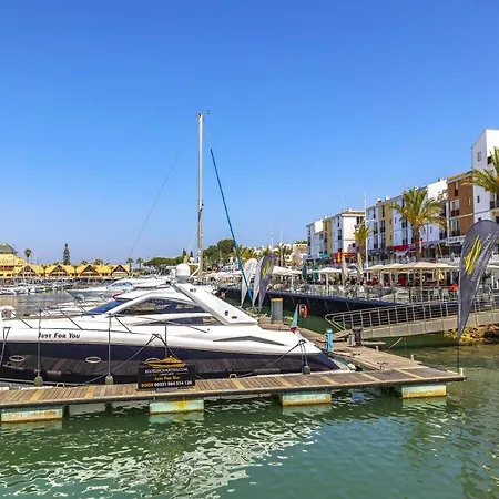 Apartman Stunning Seaside With Pool & Garden